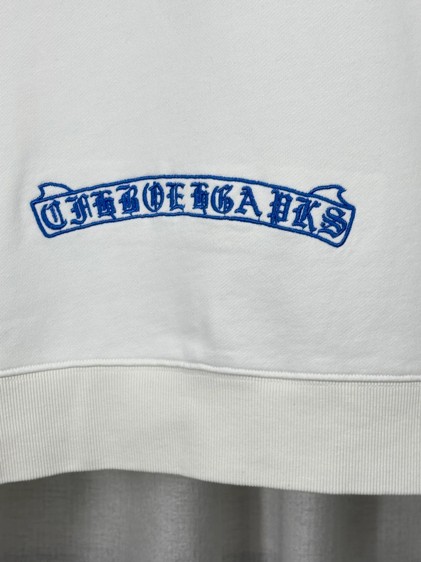 P260 top version, real shot without P, ​​different from market currency) 𝗖𝗵𝗿𝗼𝗺𝗲 𝗛𝗲𝗮𝗿𝘁𝘀/Cro Heart 2025 washed patch embroidery autumn and winter new original single counter American laser burnt 3D three-dimensional color embroidered couple casual sweatshirt 👑The highest version! Customized fabric 420g tripe terry fabric! American acid-washed and distressed original fabric laser burnt ✟appliqué embroidery and exquisite embroidery of letters! The best-selling model in the counter, very comfortable to wear. Accessories: original molded and authenticated collar label➕100% silk wash label. Genuine purchase-grade original hangtag➕matching hanging rope➕3D hanging beads➕original packaging bag. Craftsmanship: The original version has consistent wiring! The highest version of the armhole matching technique! Color: White Black Size: S M L XL Style: 25-325